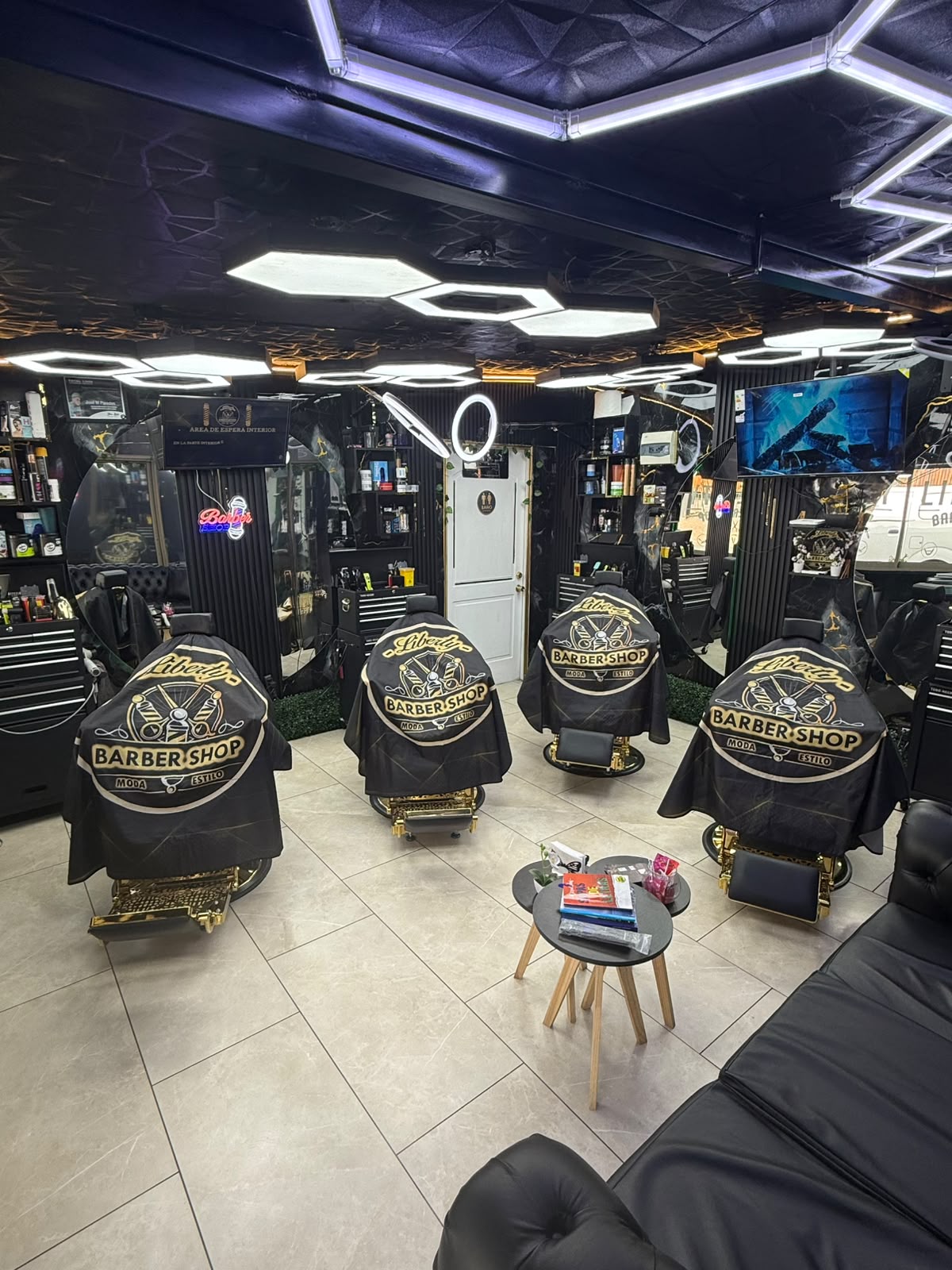 interior de Liberty Barber Shop